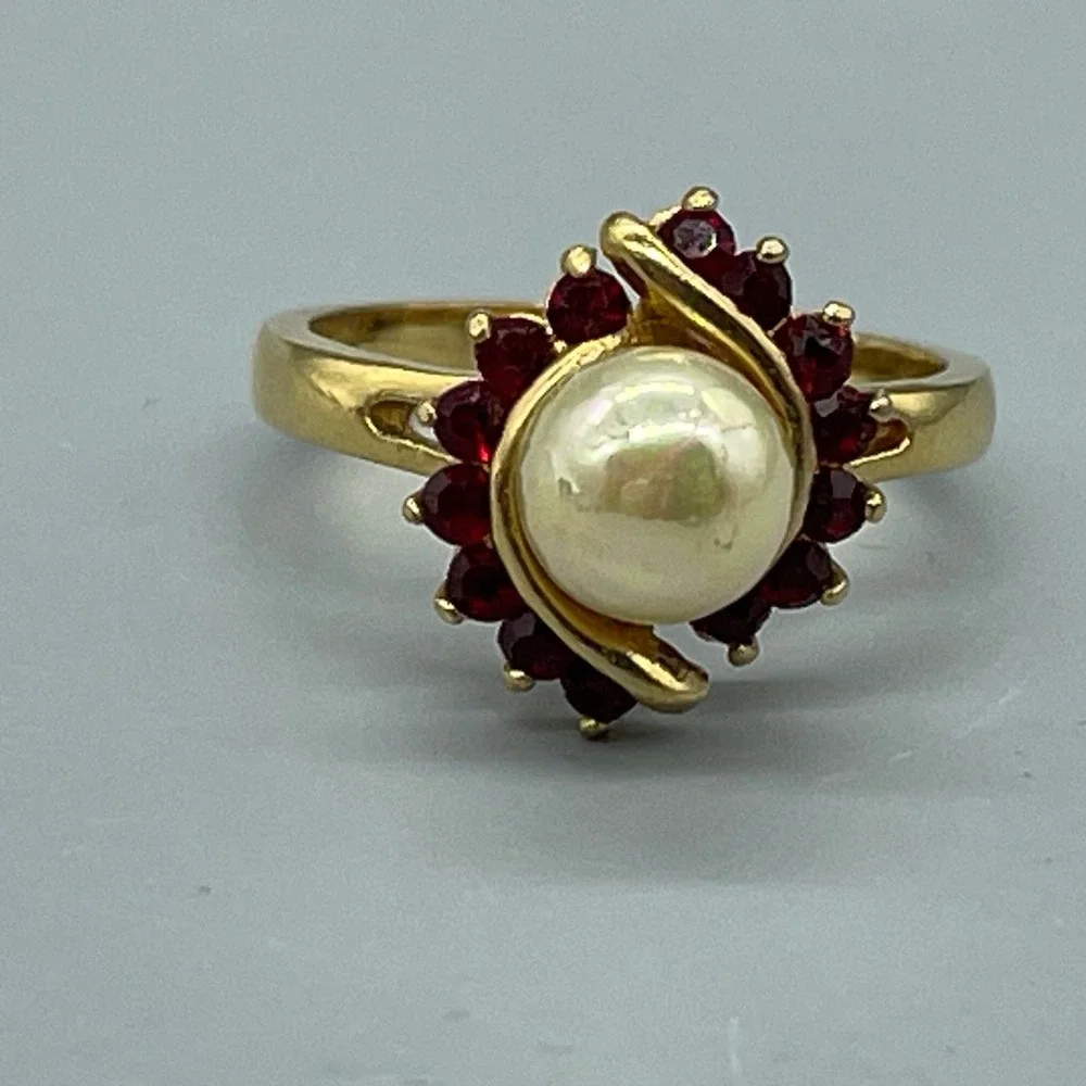 Vintage 18KT GE Gold Electroplate Faux Pearl and Red Rhinestone Ring Size 7‎
